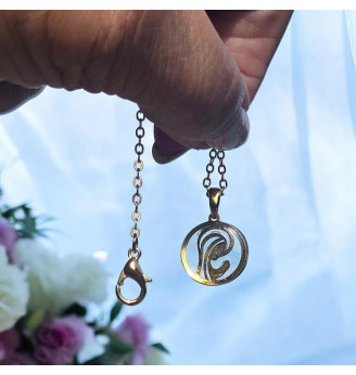 Pendentif Médaillon Vierge Marie – Doré et Résine Cristal