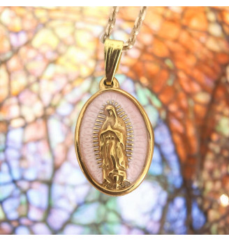 Pendentif Vierge Marie ovale fond rose en résine cristal dorée