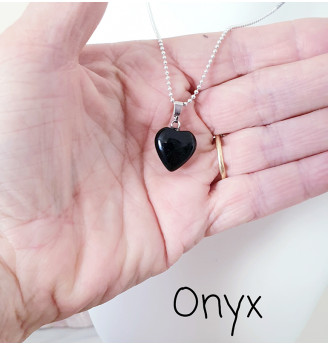 Pendentif en Onyx , forme cœur .