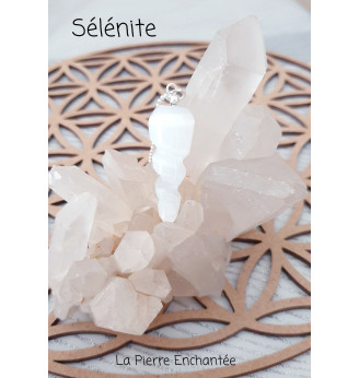 Pendentif en Sélénite , forme spirale .