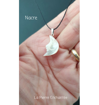 Pendentif en Nacre , petite lune .