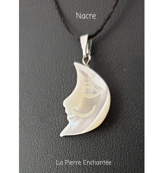 Pendentif en Nacre , petite lune .