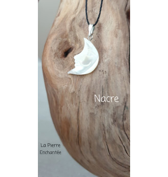 Pendentif en Nacre , petite lune .