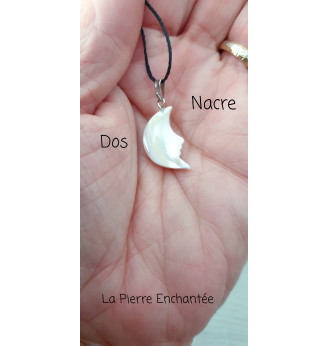 Pendentif en Nacre , petite lune .