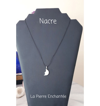 Pendentif en Nacre , petite lune .