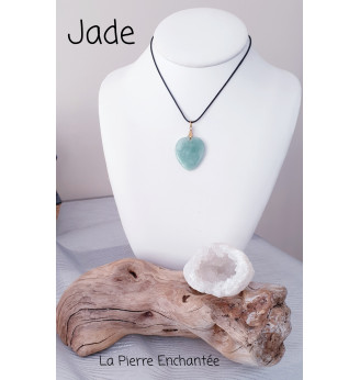 Pendentif  en Jade, forme cœur, finitions dorée.