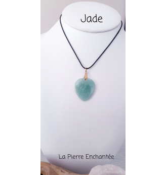 Pendentif  en Jade, forme cœur, finitions dorée.