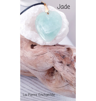 Pendentif  en Jade, forme cœur, finitions dorée.