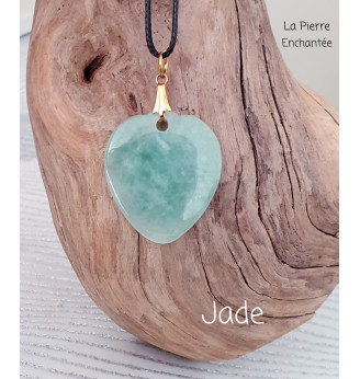 Pendentif  en Jade, forme cœur, finitions dorée.