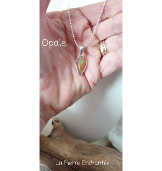 Pendentif en Opale , serti Argent 925 .