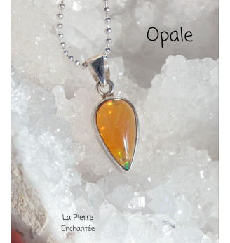 Pendentif en Opale , serti Argent 925 .