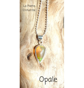 Pendentif en Opale , serti Argent 925 .