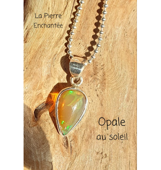 Pendentif en Opale , serti Argent 925 .